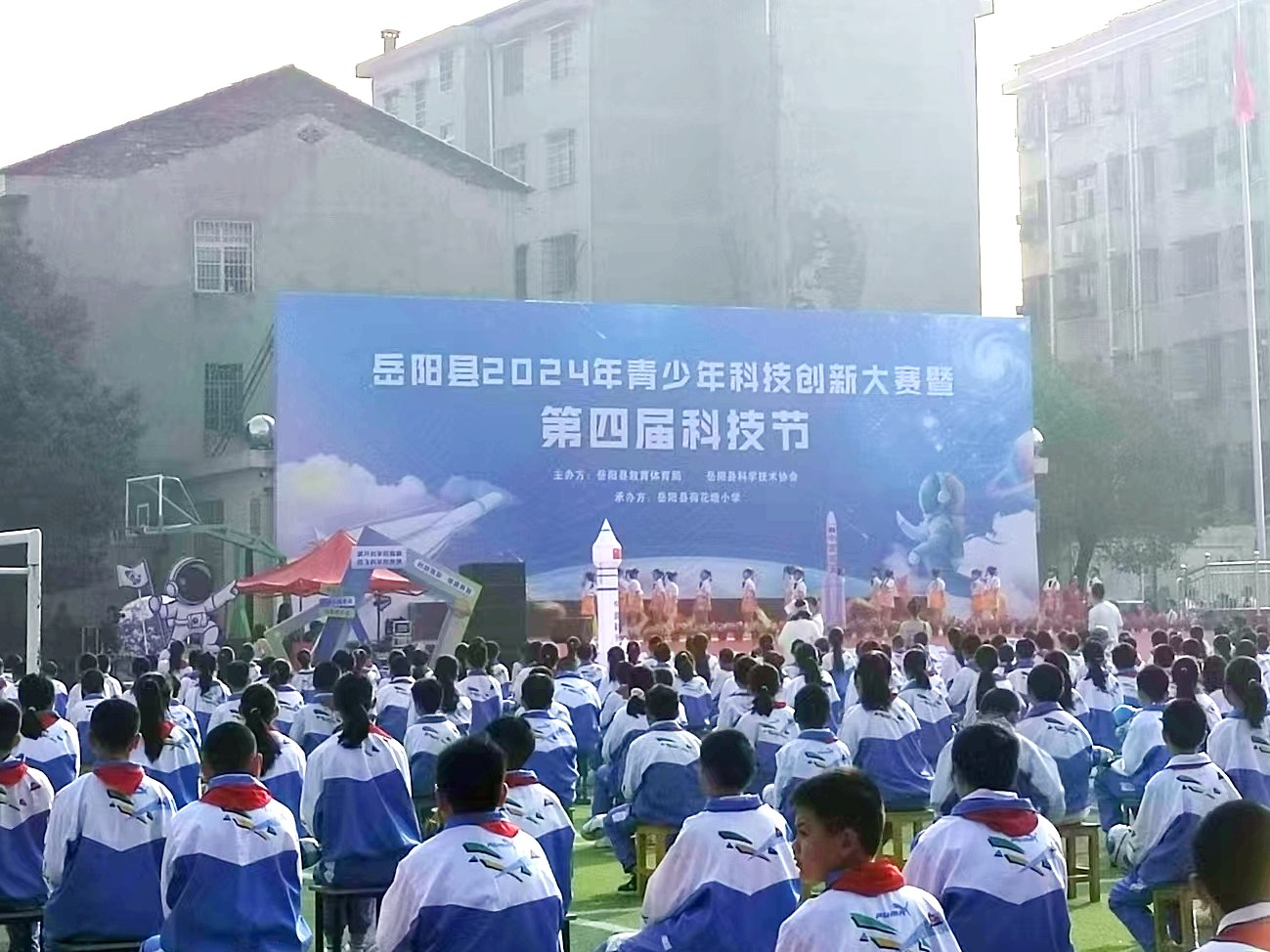 湖南長(zhǎng)泰工業(yè)科技有限公司宣傳車亮相“岳陽(yáng)縣2024年青少年科技創(chuàng)新大賽暨第四屆科技節(jié)”